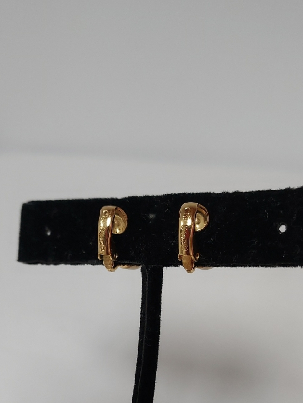 Vintage Christian Dior Pearl Cluster Crystals Gold-Tone Clip-On Earrings - Picture 4 of 8